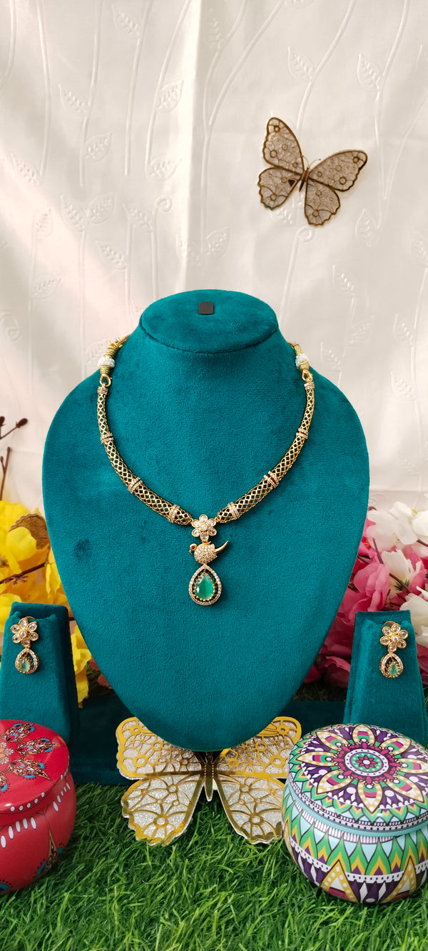 new trendy kante Model with Parrot locket necklace