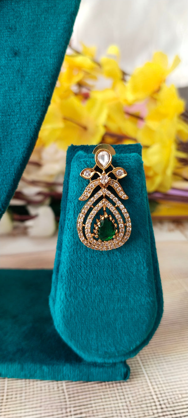 Victorian Pulse Stone piece features a stylish fusion of antique artistry and modern sparkle