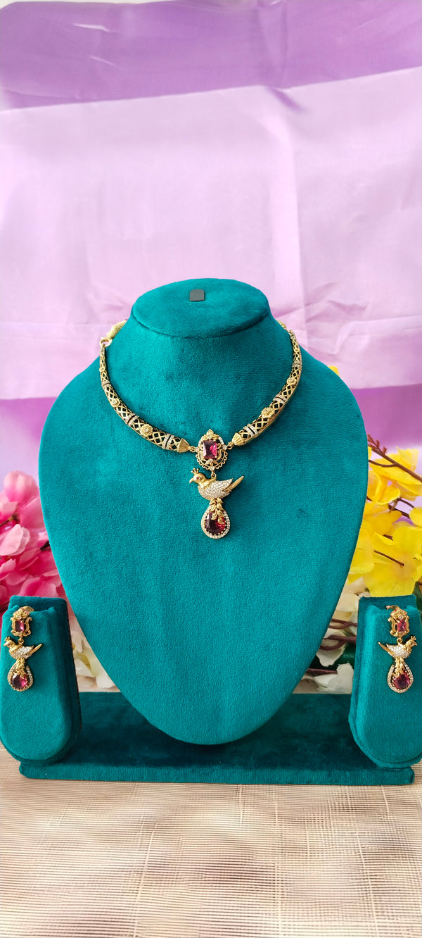 stylish kante model necklace featuring a beautifully crafted parrot locket