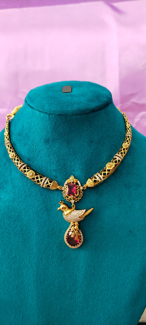 stylish kante model necklace featuring a beautifully crafted parrot locket