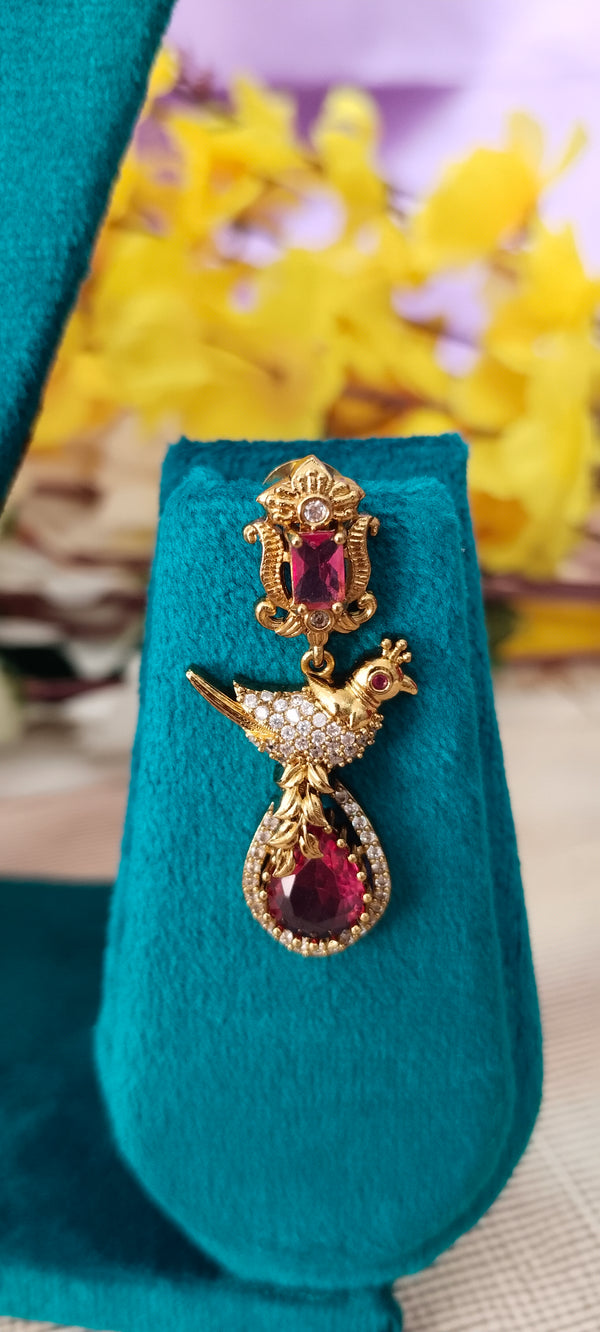 stylish kante model necklace featuring a beautifully crafted parrot locket