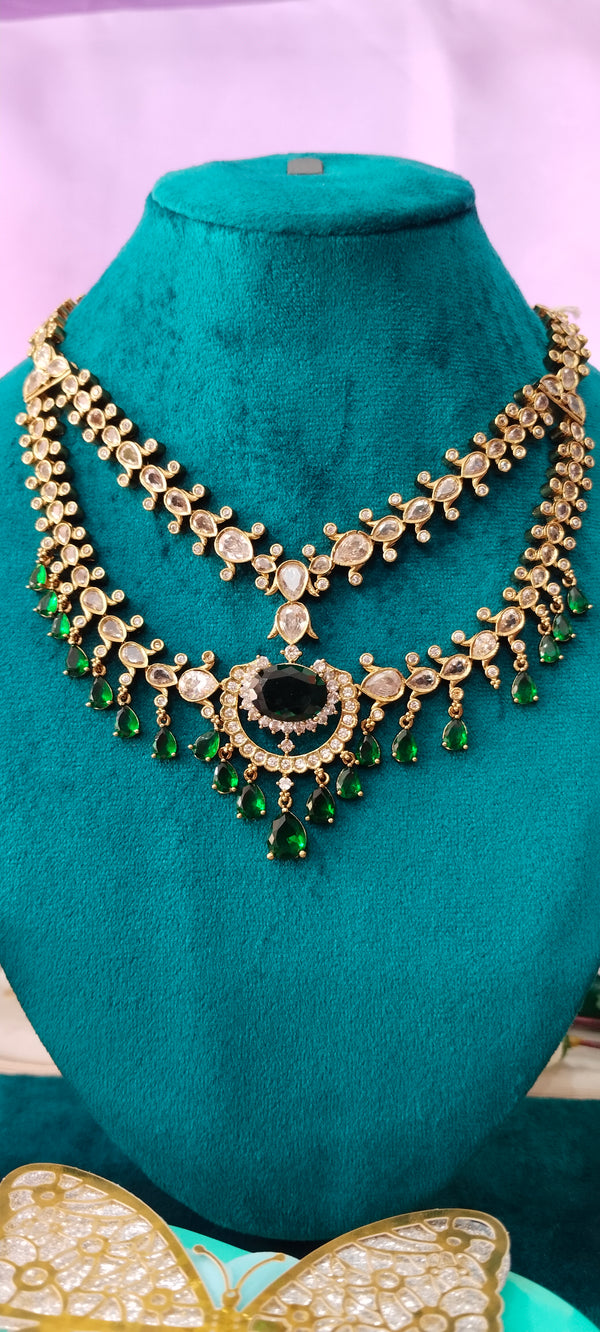 premium craftsmanship with this exquisite Kundan and diamond stone necklace.