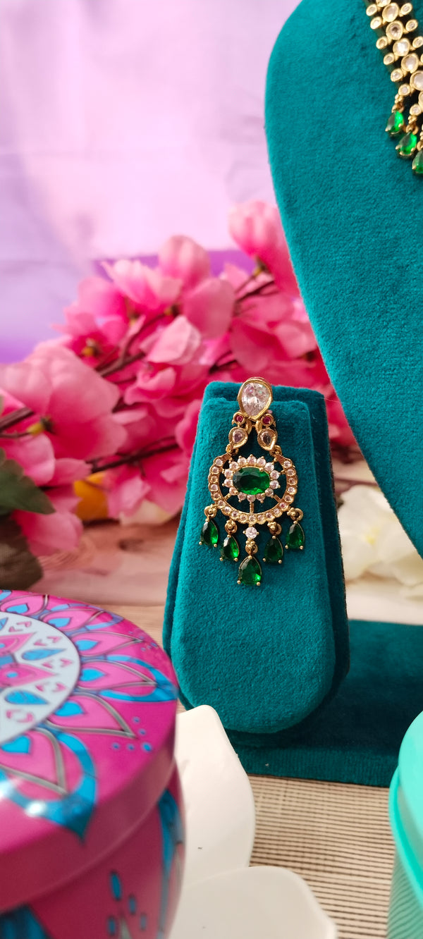 premium craftsmanship with this exquisite Kundan and diamond stone necklace.