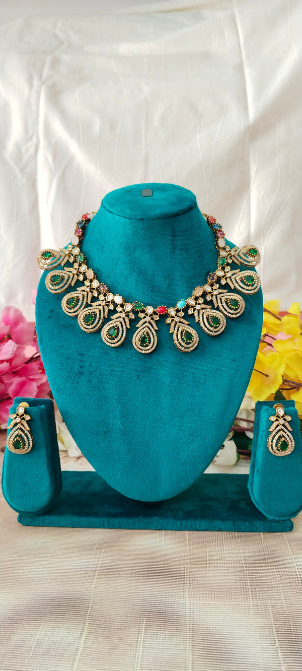 Victorian Pulse Stone piece features a stylish fusion of antique artistry and modern sparkle